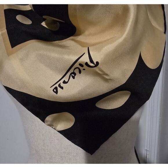 Authentic Licensed Pablo Picasso Silk Scarf "Taureau et Picadour" 34.5"x34.5" - Picture 2 of 6